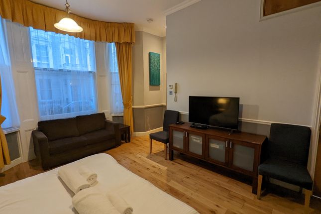 Flat B 11, Castletown Road, London photo 3