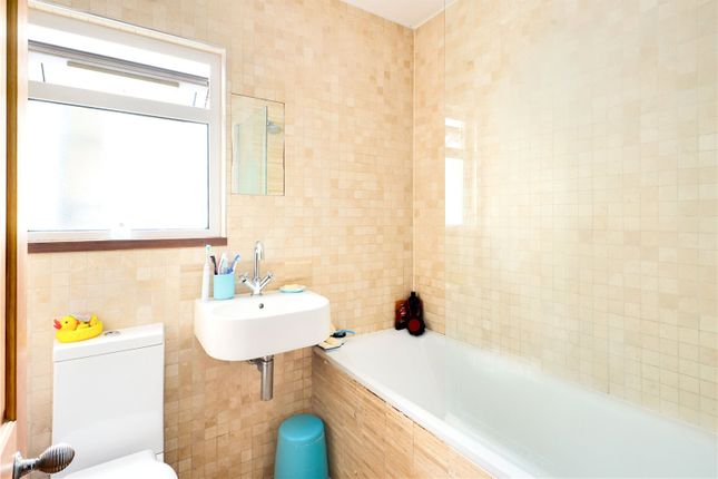 Flat for sale in Manbey Grove, Stratford, London