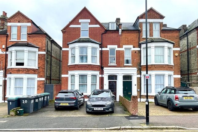 Flat to rent in Clarence Road, London