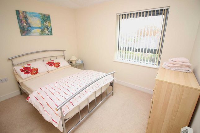 Flat to rent in Pantbach Road, Rhiwbina, Cardiff