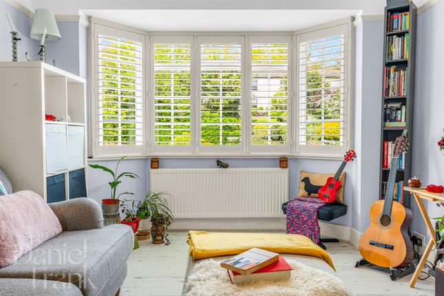 4 Crescent View, High Road, Loughton photo 4