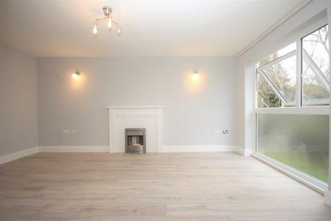 52, Trotwood, Chigwell photo 4