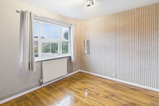 14 Hazlitt Croft, Cheltenham photo 3
