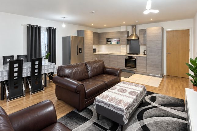 2 Otter Way, Yiewsley, WEST DRAYTON photo 2