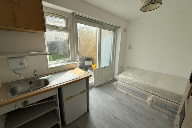 14, Burnham Road, Dagenham photo 2