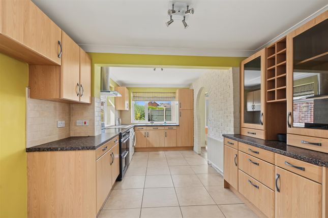 2, Dale Close, Derbyshire photo 4