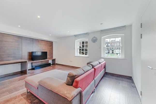 2-bed flat on Queen Victoria Terrace, London, £2,400/mo