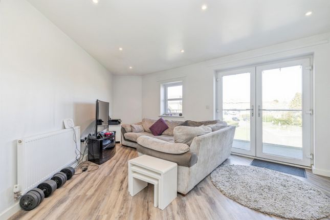 Flat 13, 220, Park Avenue, Bushey photo 3