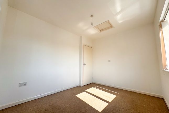 28, Corby photo 5