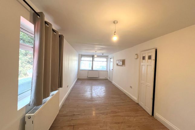 32, Sonia Gardens, Hounslow photo 2