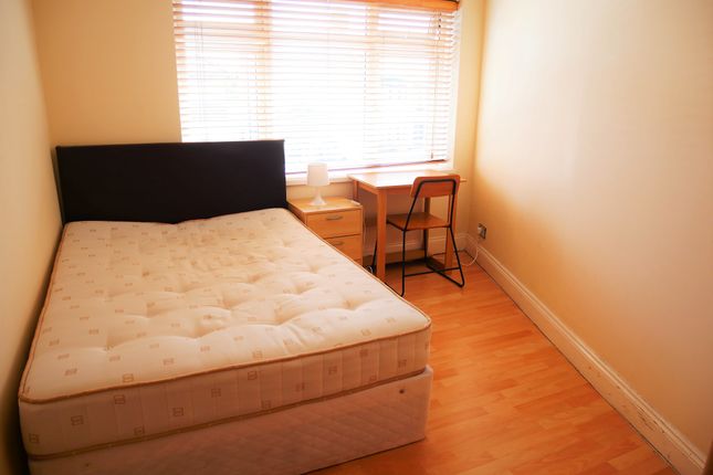Thumbnail Room to rent in Fordhook Avenue, London