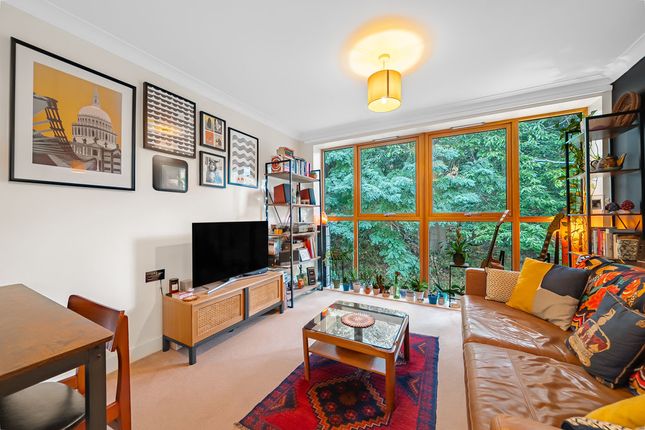 10 Holden Court, Railton Close, Weybridge photo 2