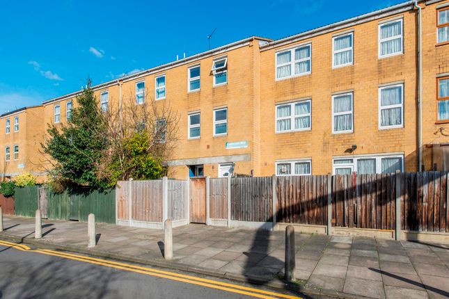 Thumbnail Town house to rent in Caldecott Way, London