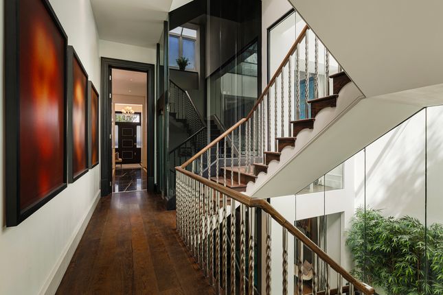 Vicarage, Vicarage Gate, London photo 4