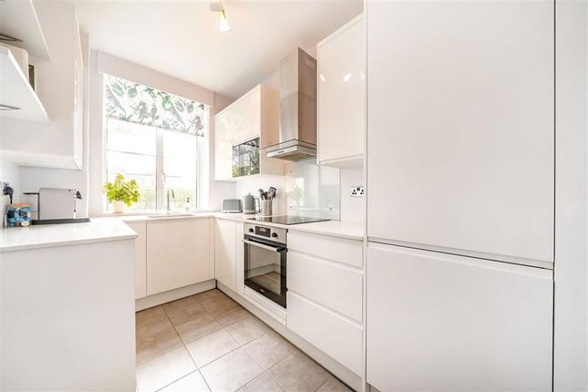 Flat 32, Tarranbrae, Willesden Lane, London photo 3