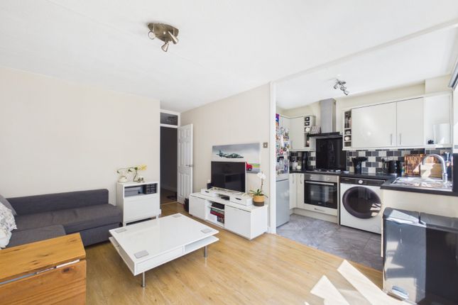 7, Westland Close, Surrey photo 2