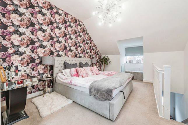 Town house for sale in Hawthorn Crescent, Woodley, Reading