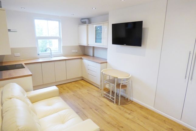 Flat 3, Lawn Cresent, Kew, Richmond, photo 2