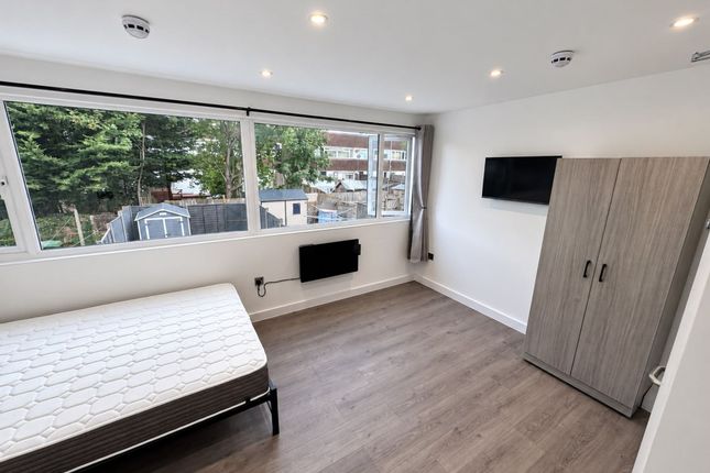 Room 4, 14, The Wye, Hemel Hempstead photo 4