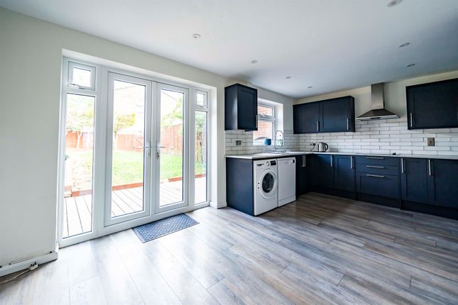 11, Elizabeth Drive, Tring photo 3