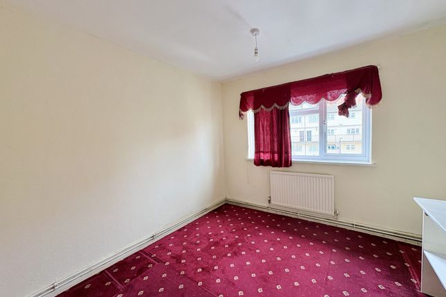 17, Verulam Court, Southall photo 5