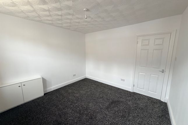 30, Gladstone Street, Peterborough photo 3