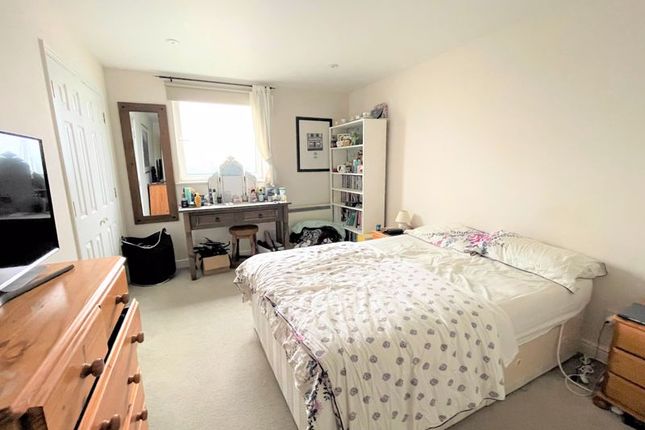 Flat to rent in Inverness Mews, London