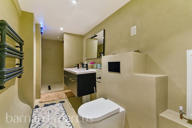 Flat for sale in Knoll Road, London