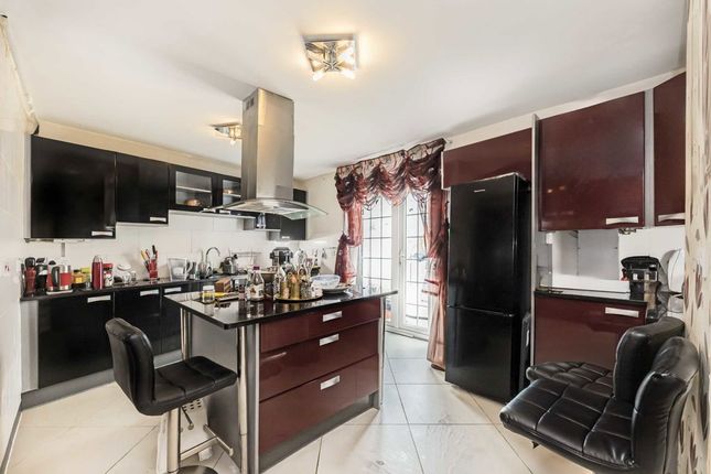19, Tudor Close, London photo 3