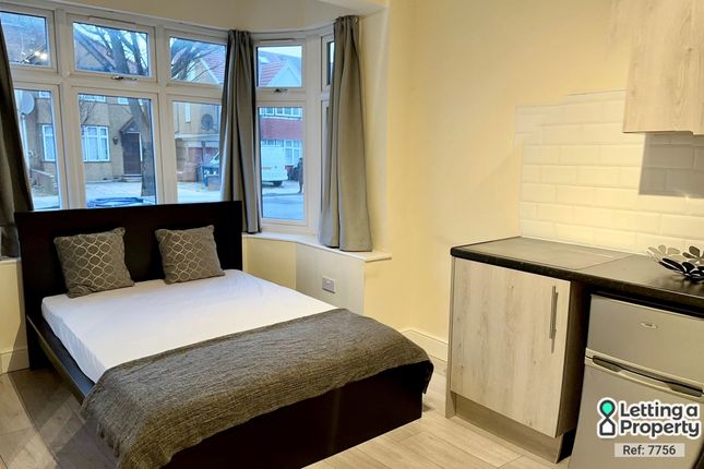 Thumbnail Flat to rent in 20 Bideford Avenue, Perivale, Greenford, Greater London
