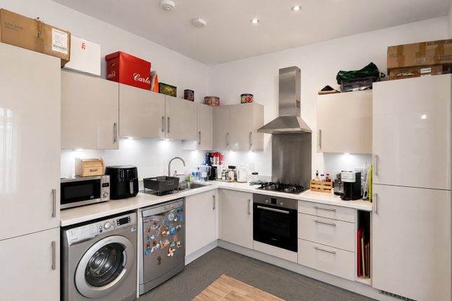 Flat 4, 111, Hollymoor Lane, Surrey photo 4