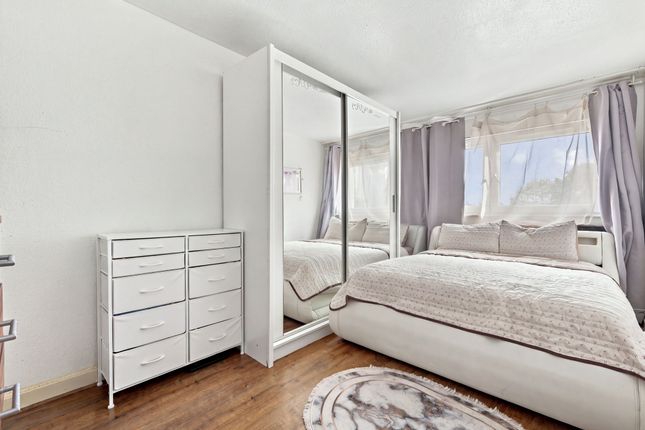 3 Coopersale Close, Woodford Green photo 2