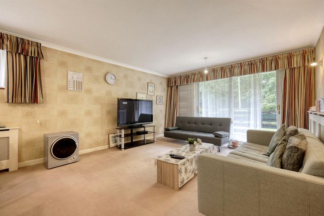 10, Parkmore Close, Woodford Green photo 3