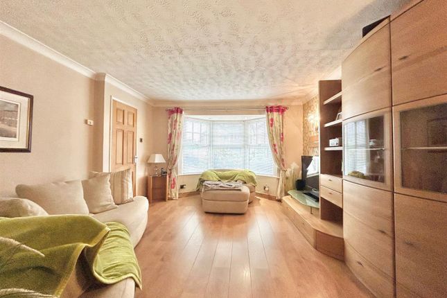 2, Holdenbrook Close, Leigh photo 2