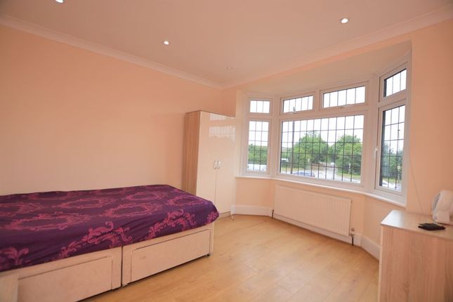 Semi-detached house to rent in Sutton Lane, Langley, Slough