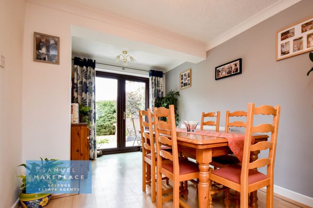 8 Mossfield Crescent, Kidsgrove, Stoke-on-Trent photo 4