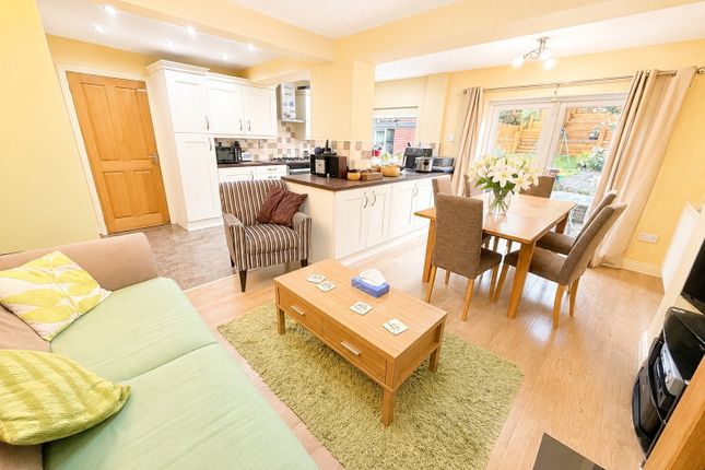 17, Woodfield Avenue, Brierley Hill photo 2