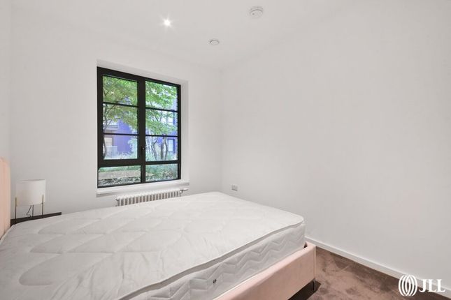 Flat to rent in Orchard Place, London