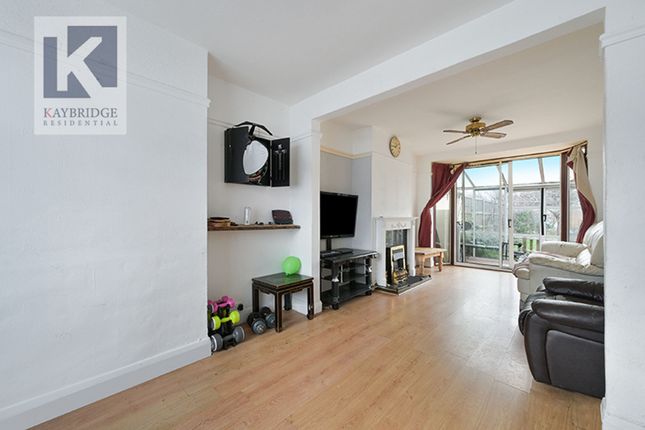 12 Esher Avenue, Sutton photo 3