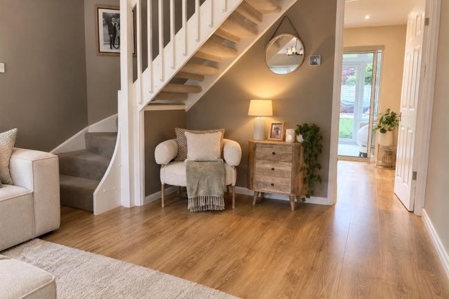 30, Ropeland Way, Horsham photo 3