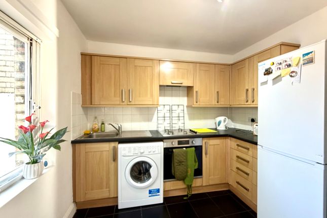 Mortimer Crescent, London photo 4