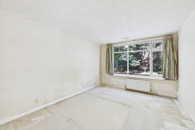 25, Chatsmore Crescent, Worthing photo 4