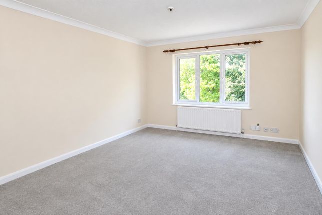17, Burleigh Court, Leatherhead photo 2
