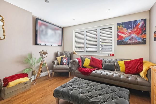 6, Longmeadow, Leatherhead photo 4