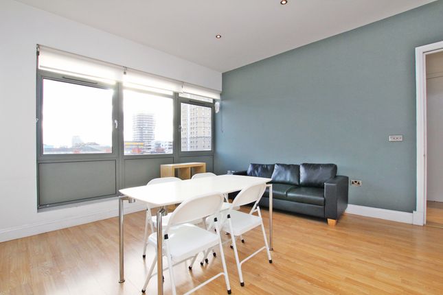 Flat to rent in Gallery Apartments, Commercial Road, Whitechapel, London