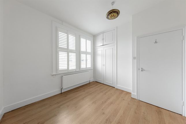 Flat D, 110, Thornlaw Road, London photo 2