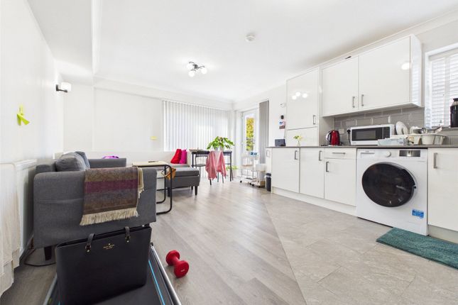2A Dundee Road, Plaistow photo 2