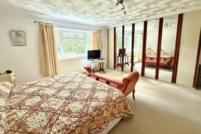 6 Badgers Close, Ashley Heath, Ringwood photo 4