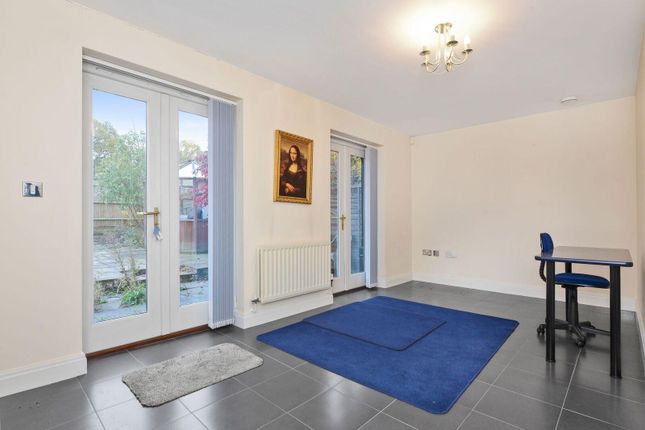 Town house for sale in Chelsea Gardens, Ealing