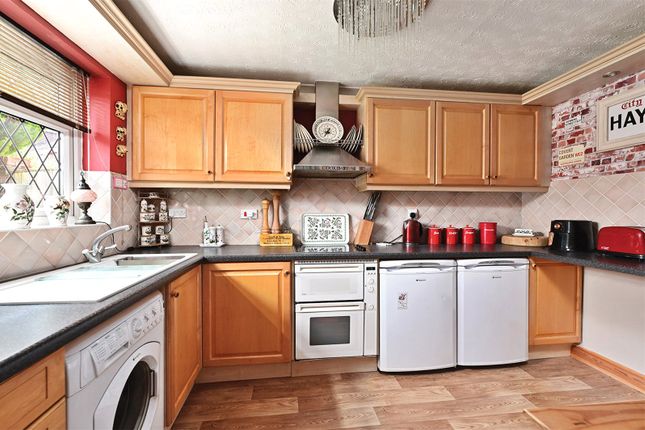 11, Caernarvon, Camberley photo 4